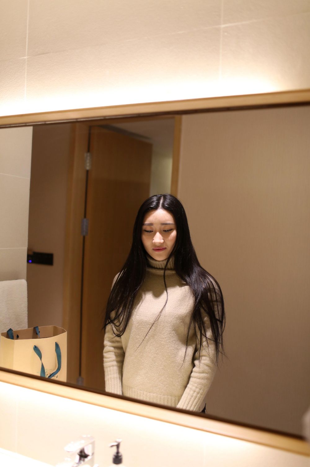 成熟女人的魅力：镜中回眸，轻抚羊绒，感受岁月的沉淀 The charm of a