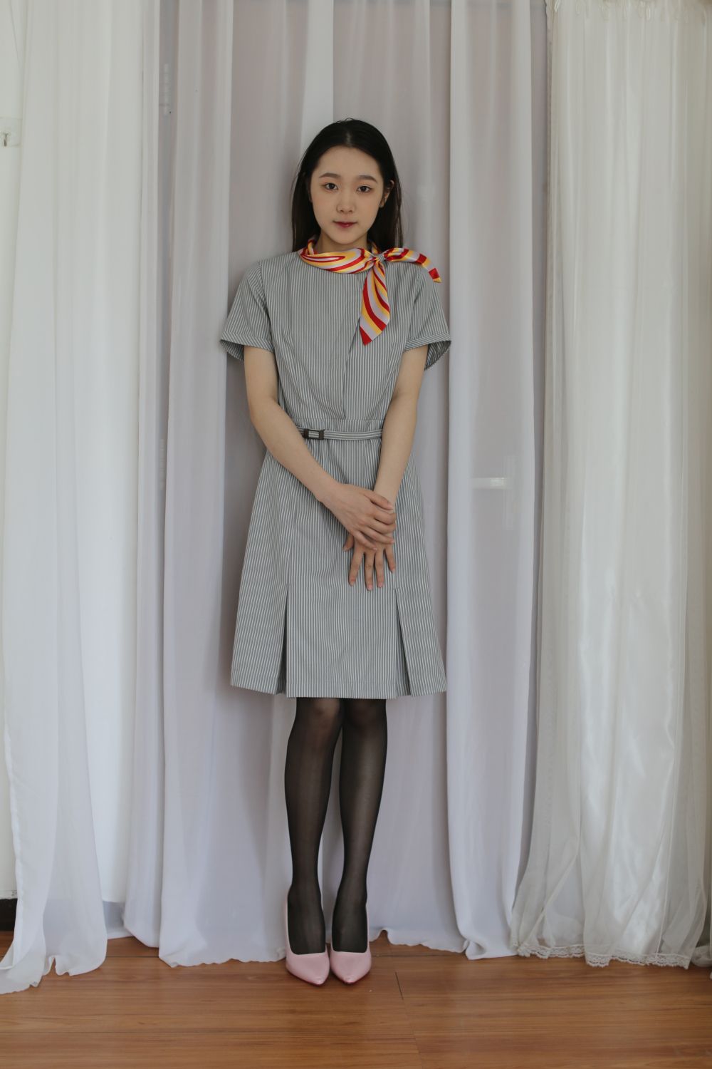 空姐制服诱惑：清纯少女的丝袜制服写真，让人心跳加速的制服诱惑