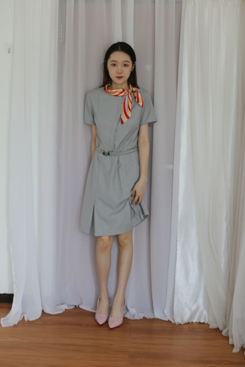 气质女神写真：灰色条纹连衣裙搭配丝巾，展现优雅与性感