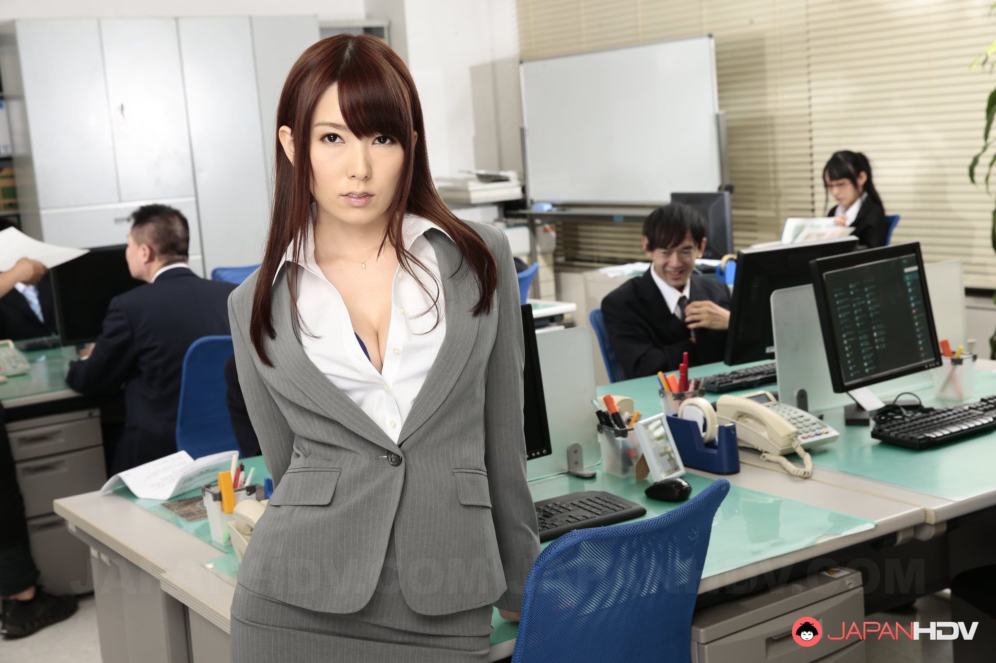 日本OL制服诱惑：成熟御姐的办公室情欲游戏，丰满酥胸，紧致臀部，隐秘的性暗示，引