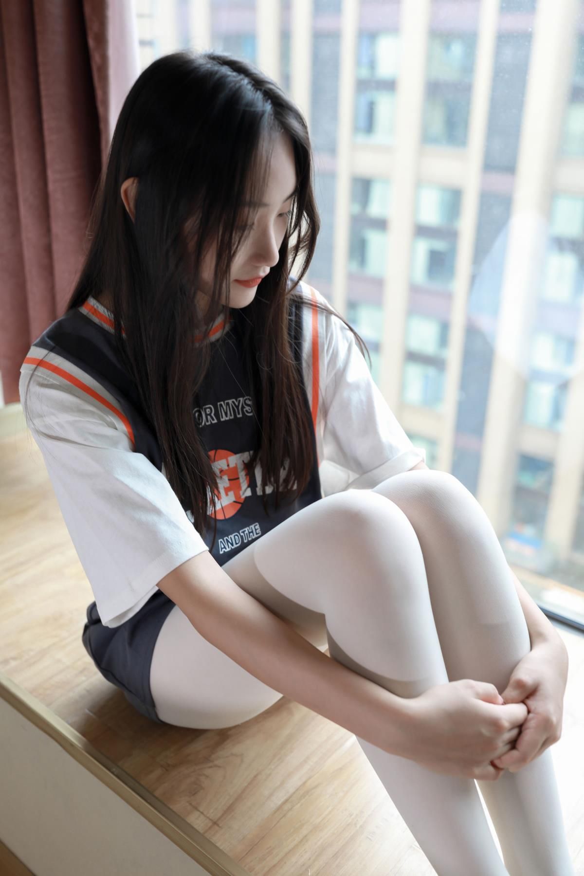 窗边少女的秘密：白丝长腿与都市的距离 The Secret of a Girl