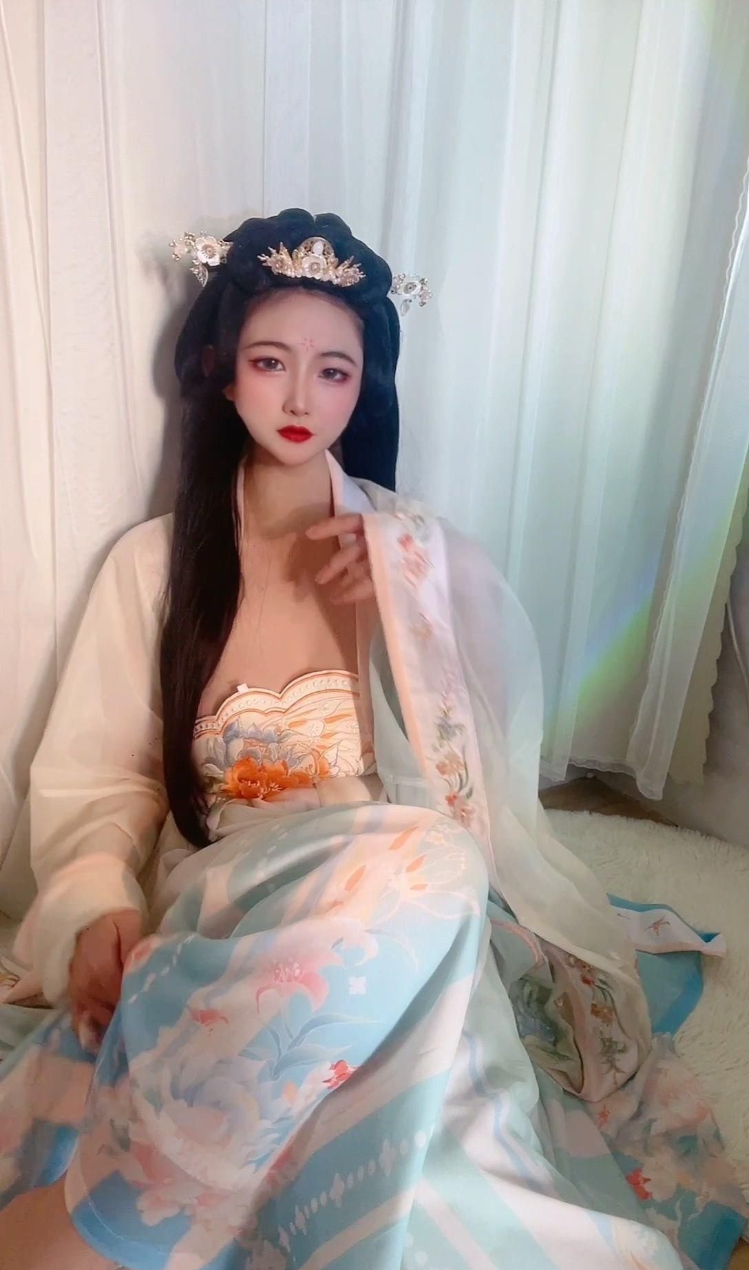 汉服嫩妹没人陪只能一个人自慰 The young girl in Hanfu
