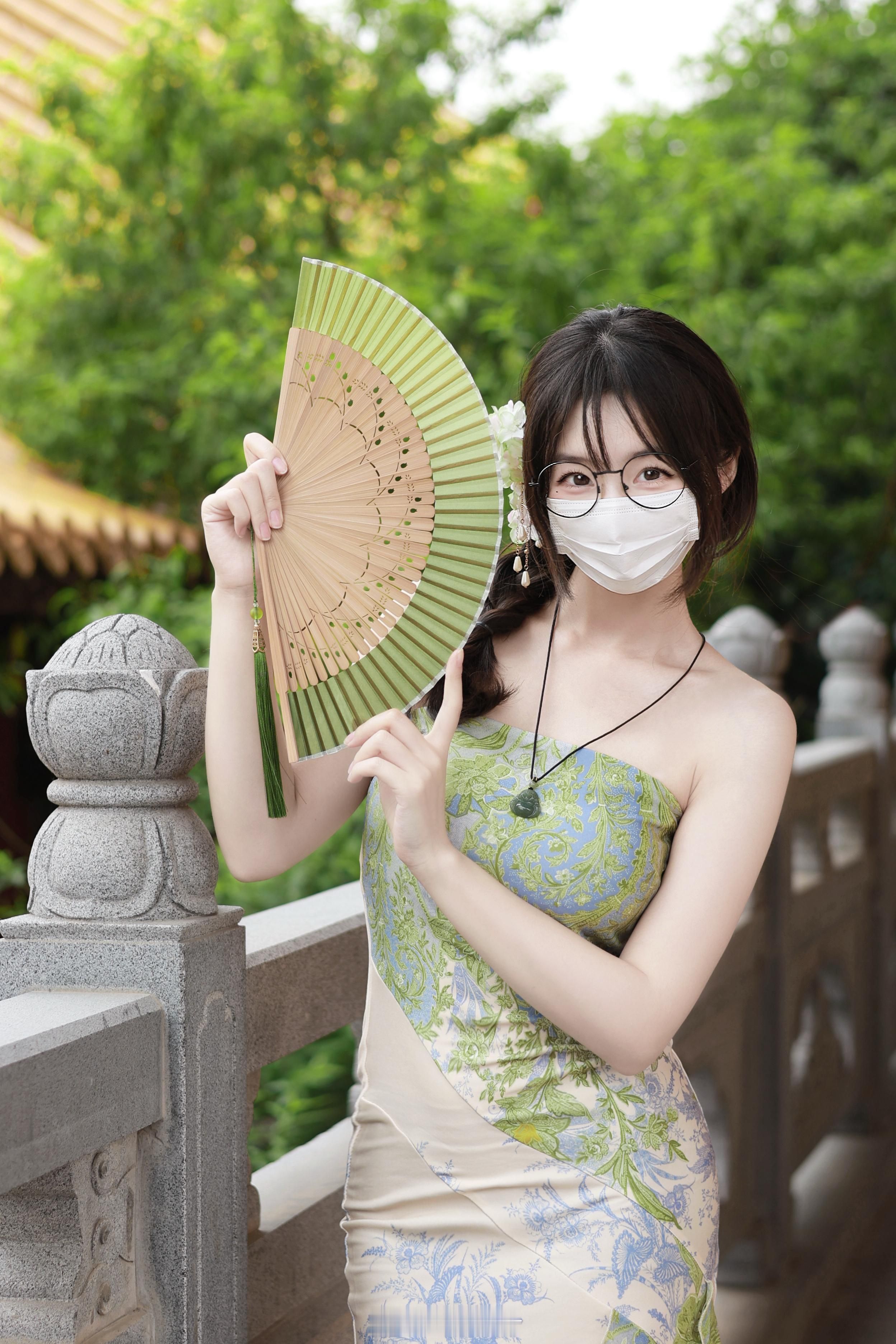 眼睛萌妹 Cute girl with eyes