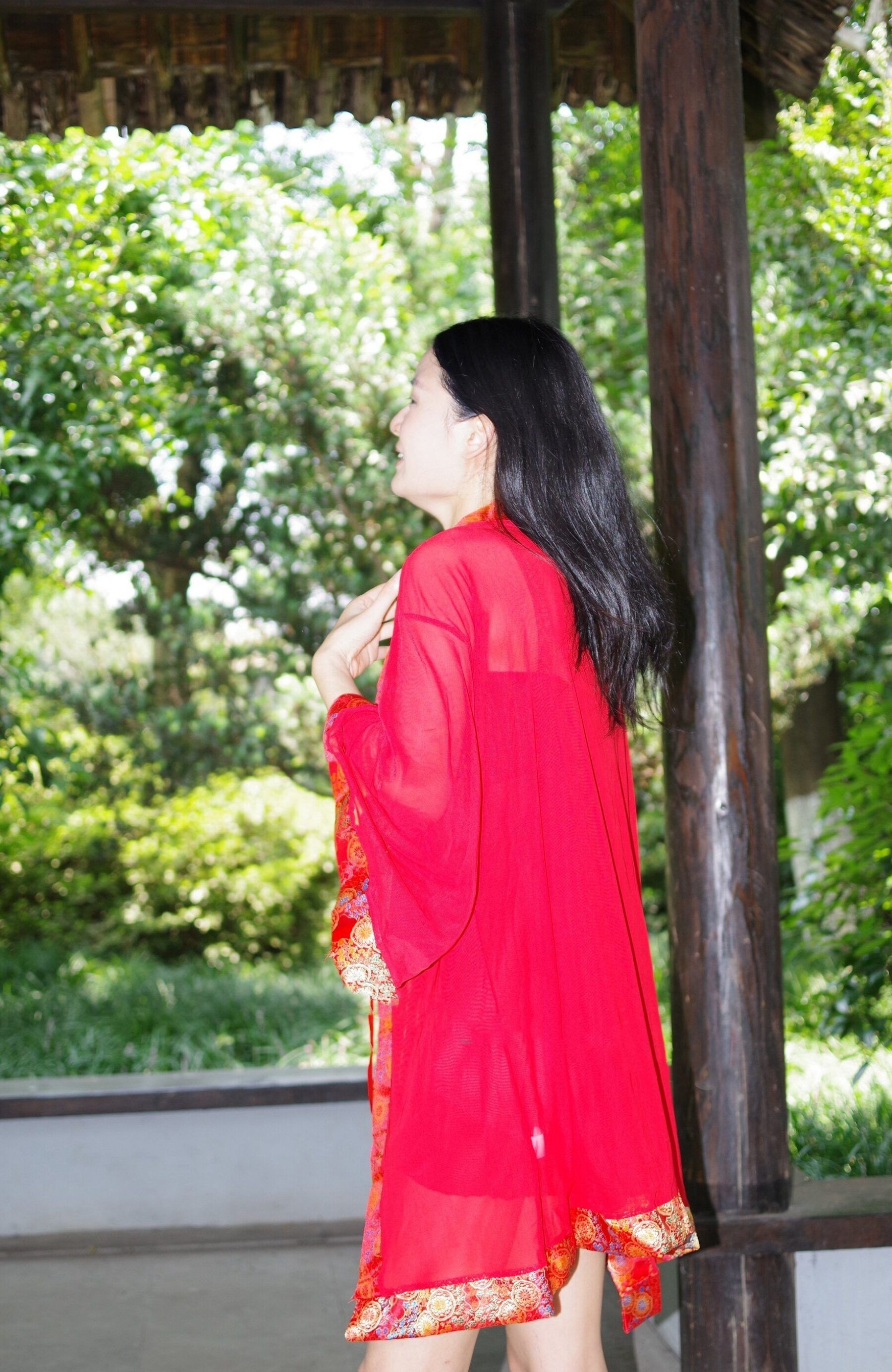 红衣气质少妇野外拍摄 Young woman in red dress out