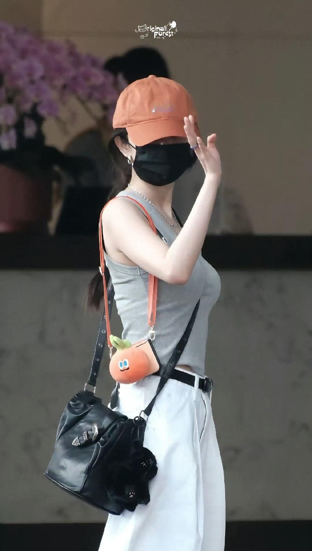 搔首弄姿的年轻妹子 Young girl posing